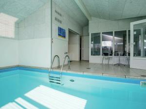 - une grande piscine dans un bâtiment dans l'établissement Five-Bedroom Holiday home in Børkop 2, à Egeskov