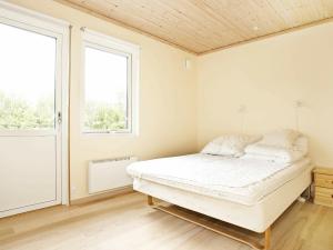 VestervigにあるHoliday Home Ingersvej IIIの白いベッドルーム(ベッド1台、窓付)
