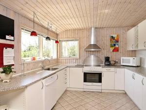 Kitchen o kitchenette sa 8 person holiday home in Hj rring