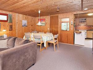エーベルトフトにある6 person holiday home in Ebeltoftのリビングルーム(テーブル、ソファ付)