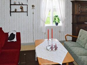 ein Wohnzimmer mit einem Tisch mit Kerzen darauf in der Unterkunft 6 person holiday home in Gullesfjord in Flesnes + 14 Fotos