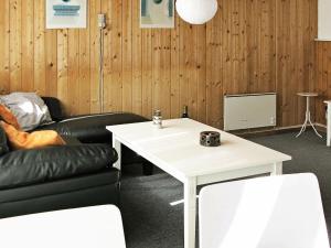 Nørre Vorupørにある4 person holiday home in Thistedのリビングルーム(ソファ、テーブル付)