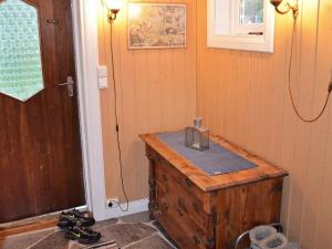La salle de bains est pourvue d'un lavabo en bois. dans l'établissement Three-Bedroom Holiday home in Gullesfjord, à Flesnes
