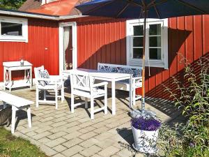 Hällevikにある5 person holiday home in S LVESBORGのパティオ(テーブル、椅子、パラソル付)