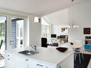Stillinge Strandにある6 person holiday home in Slagelseのキッチン、リビングルーム(シンク、テーブル付)
