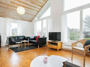 Slettestrandにある10 person holiday home in Fjerritslevのリビングルーム(ソファ、テレビ付)