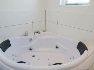 Koupelna v ubytování 14 person holiday home in Glesborg-By Traum