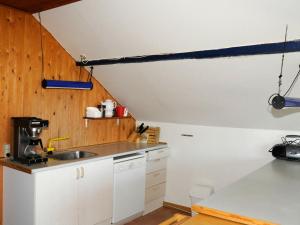 Una cocina o zona de cocina en Eight-Bedroom Holiday home in Grenaa