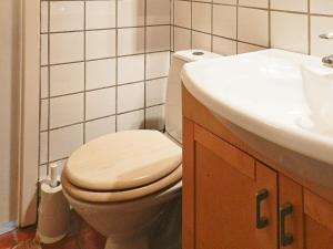 Vonios kambarys apgyvendinimo įstaigoje One-Bedroom Holiday home in Lysekil 9