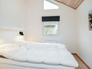 Slettestrandにある10 person holiday home in Fjerritslevの窓付きの客室で、白い大型ベッド1台が備わります。