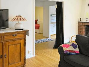 - un salon avec un canapé et une télévision dans l'établissement Two-Bedroom Holiday home in Svenshögen, à Svanesund