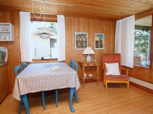 Ålbækにある4 person holiday home in lb kのダイニングルーム(テーブル、椅子付)
