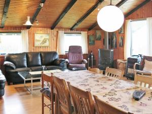 ein Wohnzimmer mit einem Tisch und einem Sofa in der Unterkunft Three-Bedroom Holiday home in Lemvig 8 in Lemvig