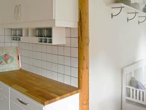 Two-Bedroom Holiday home in Svenshögenにあるキッチンまたは簡易キッチン