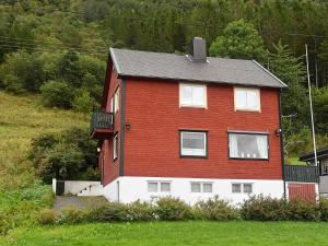 una casa roja y blanca con techo negro en Holiday home åfarnes, en Åfarnes