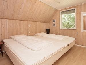 Postel nebo postele na pokoji v ubytování 6 person holiday home in Nørre Nebel-By Traum