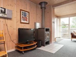 TV a/nebo společenská místnost v ubytování Holiday home Ebeltoft XII