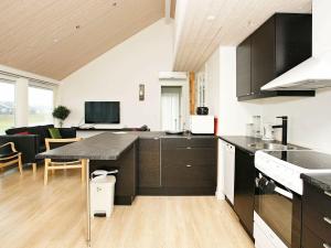 Ett kök eller pentry på 8 person holiday home in Brovst