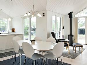 Stillinge Strandにある6 person holiday home in Slagelseのダイニングルーム(白いテーブル、椅子付)