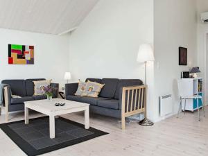 Stillinge Strandにある6 person holiday home in Slagelseのリビングルーム(ソファ、コーヒーテーブル付)
