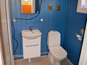 Baño pequeño con lavabo y aseo en Three-Bedroom Holiday home in Gullesfjord en Flesnes