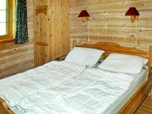 1 cama blanca grande en una habitación de madera en Four-Bedroom Holiday home in Olden 2, en Olden