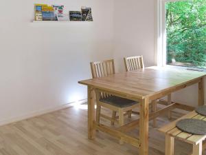 una mesa de madera y sillas en una habitación con ventana en 4 person holiday home in Hals, en Hals