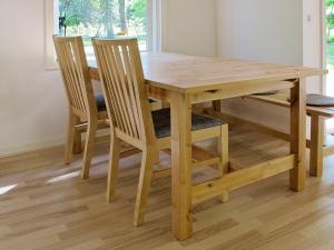 mesa de madera con 2 sillas, mesa, mesa y sillas en 4 person holiday home in Hals, en Hals