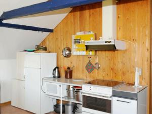 Una cocina o zona de cocina en Eight-Bedroom Holiday home in Grenaa