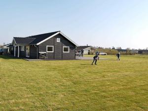 um grupo de pessoas jogando um jogo de frisbee em um campo em 10 person holiday home in Sydals em Vibøge
