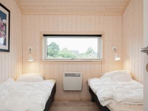 格羅森布羅德的住宿－Holiday home Großenbrode XXV，带窗户的客房内的两张床
