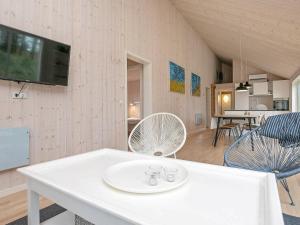sala de estar con mesa blanca y TV en 9 person holiday home in Hj rring en Lønstrup