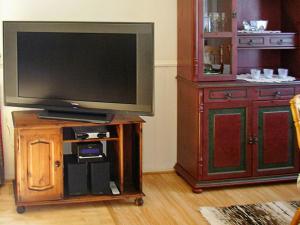 En TV eller et underholdningssystem på Holiday home åfarnes