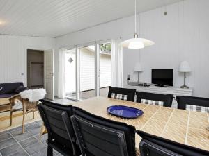 TV a/nebo společenská místnost v ubytování Holiday home Jerup IX