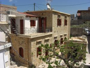 ein altes Steinhaus mit Balkon in der Unterkunft Patriko Traditional Stone Houses in Vafés