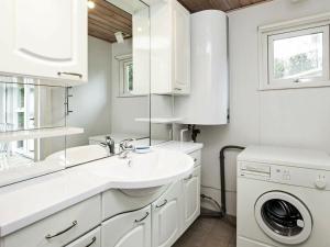 Kuchyň nebo kuchyňský kout v ubytování Holiday home Jerup IX