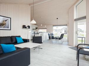 ein Wohnzimmer mit einem Sofa und einem Tisch in der Unterkunft 6 person holiday home in Gro enbrode in Großenbrode