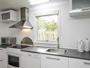 Kuchyň nebo kuchyňský kout v ubytování Holiday home Jerup IX