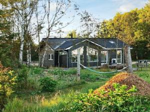 KnudにあるThree-Bedroom Holiday home in Spøttrup 11の田舎の古家