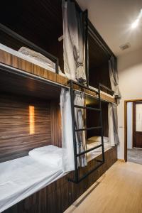 バンコクにあるホステル ウルビーのはしご付きの部屋の二段ベッド2台