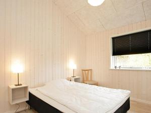 Postel nebo postele na pokoji v ubytování 8 person holiday home in Roslev-By Traum