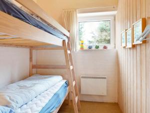 Katil dua tingkat atau katil-katil dua tingkat dalam bilik di Holiday Home Fyrvej VI