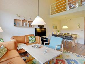 Holiday Home Fyrvej VI في بلافاند: غرفة معيشة مع أريكة وطاولة