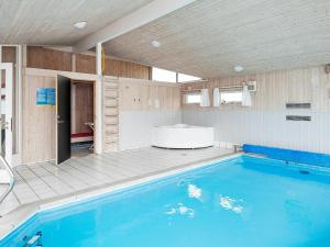uma grande piscina com uma banheira na casa de banho em 10 person holiday home in Fan em Sønderho