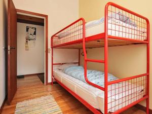 Nyrupにある6 person holiday home in Nyk bing Sjの二段ベッド2組が備わる客室です。