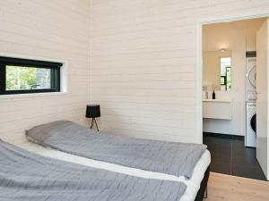 GlesborgにあるHoliday home Glesborg XIIの白い壁のベッドルーム1室