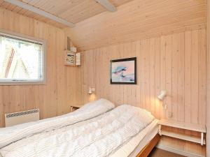 ブラーバンドにあるHoliday Home Sydslugenの木製の壁のベッドルーム1室(ベッド1台付)
