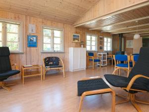 バイアス・スタンにあるThree-Bedroom Holiday home in Oksbøl 43の椅子とテーブル付きの部屋