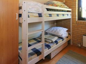 Palanda nebo palandy na pokoji v ubytování 8 person holiday home in Hadsund