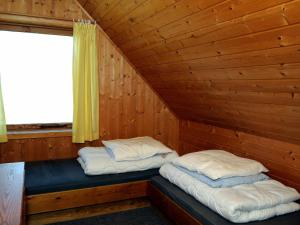 twee bedden in een blokhut met een raam bij 6 person holiday home in Ringk bing in Klegod